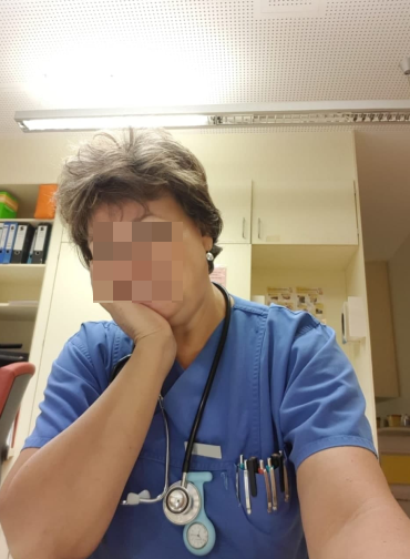 Bild der angeblichen Ärztin im Krankenhaus (durch uns anonymisiert)
